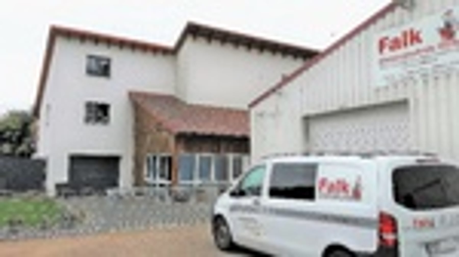 Falk Elektrotechnik – Firmengebäude mit Firmenfahrzeug